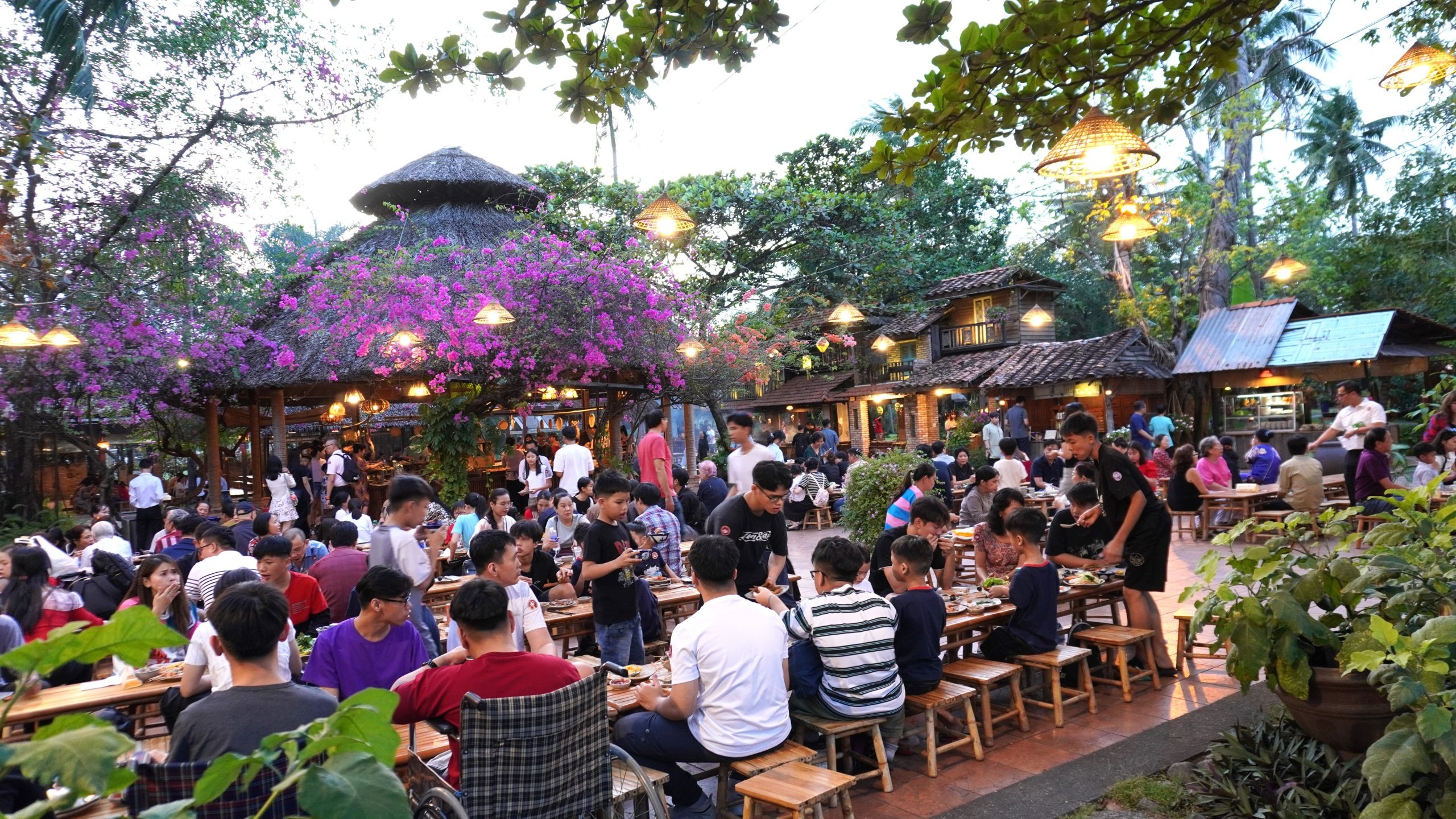 Du khách thưởng thức buffet ngoài trời phong phú tại Bình Quới