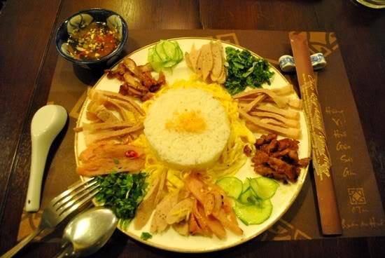 Đĩa cơm âm phủ Huế với cách trình bày cung đình