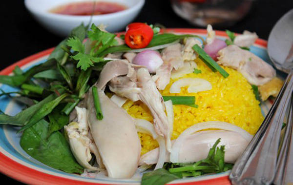 Cơm gà Tam Kỳ với gà ta thả vườn và gạo thơm