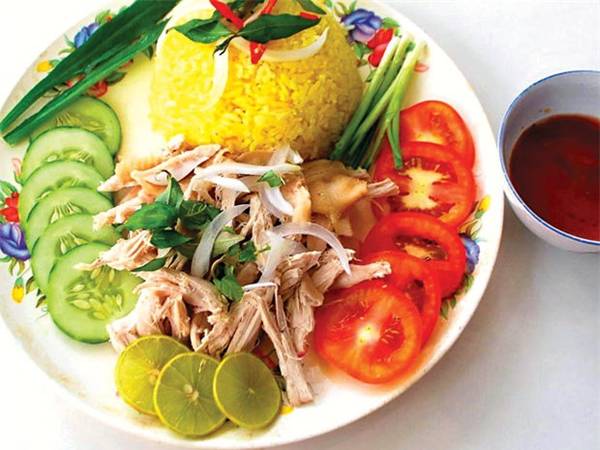 Đĩa cơm gà Tam Kỳ như bức tranh ẩm thực miền Trung