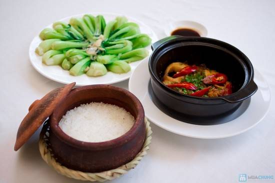 Thưởng thức cơm niêu Đà Nẵng với cá kho và rau xanh