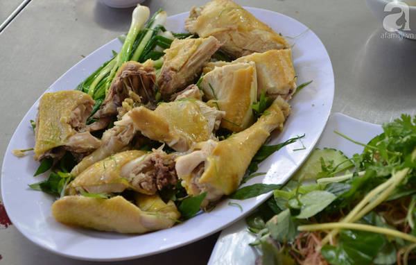 Không gian quán Gà Sáu Cao tại Quy Nhơn