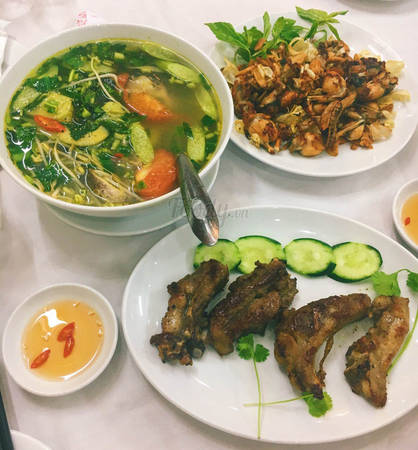 Không gian ấm cúng quán Cơm Lee Niêu