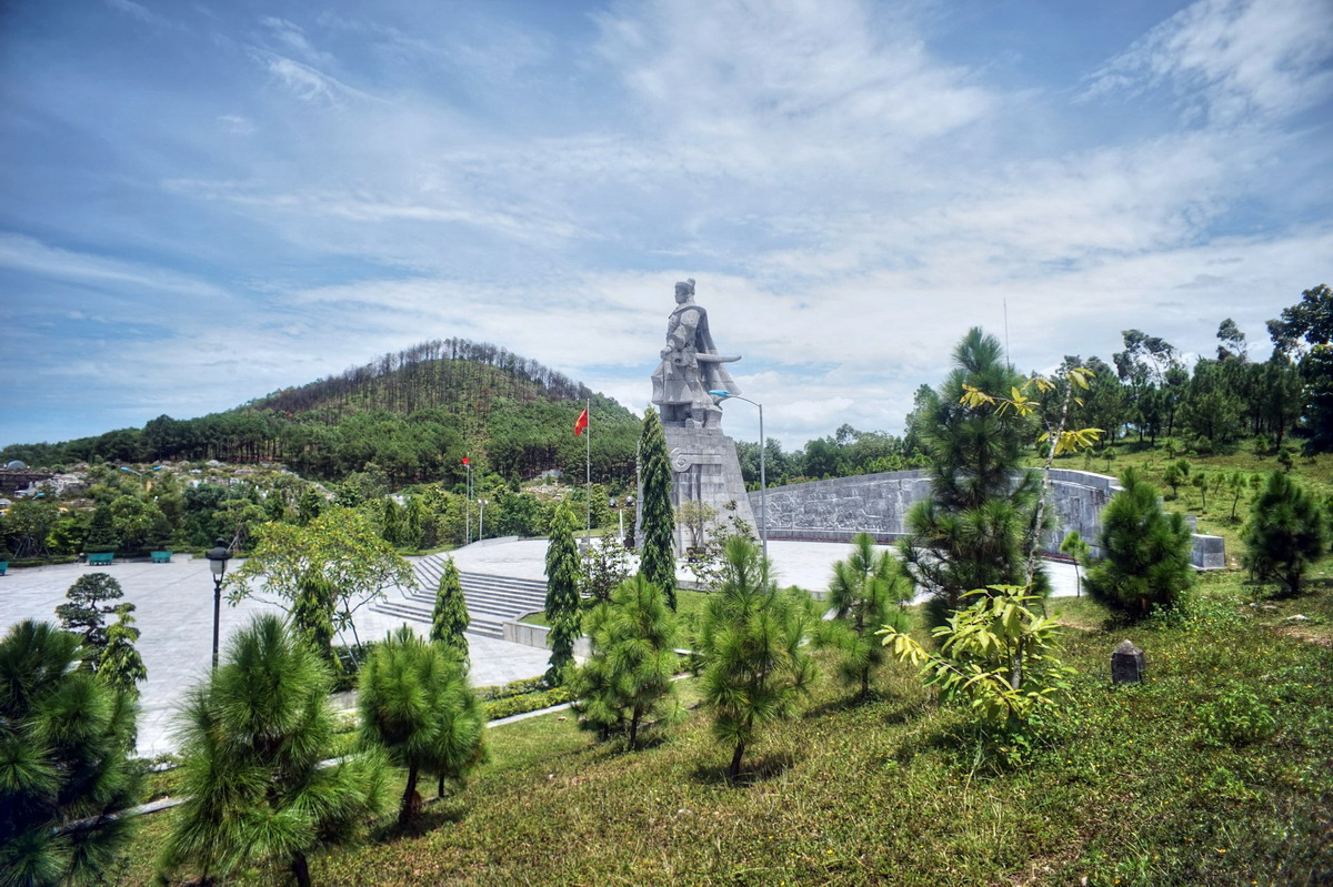 Di tích Núi Bân nhìn từ dưới chân núi