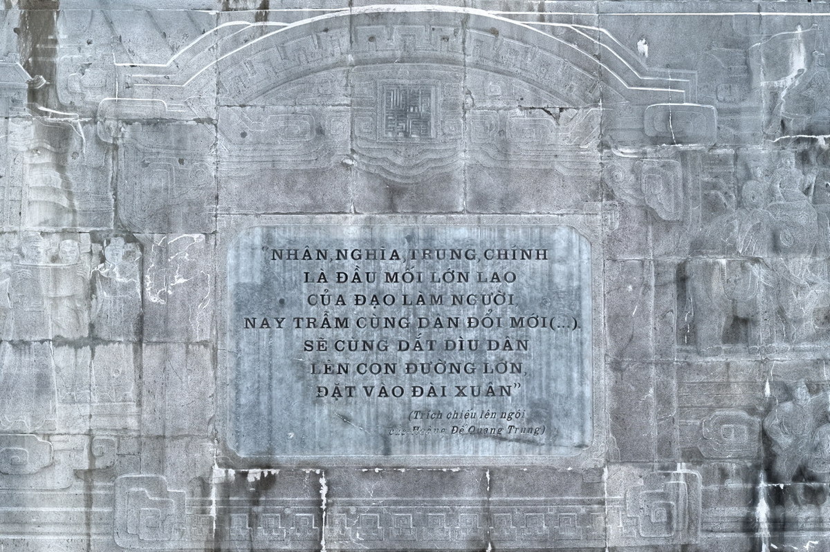 Khắc trích chiếu lên ngôi của vua Quang Trung tại Di tích Núi Bân