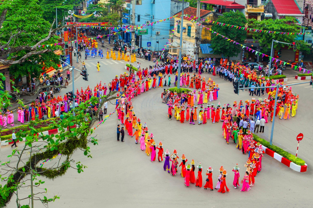 Đoàn rước trong lễ hội. Ảnh:Long Giang