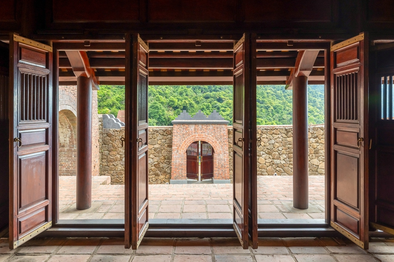 Đèo Hải Vân nhìn từ di tích Hải Vân Quan