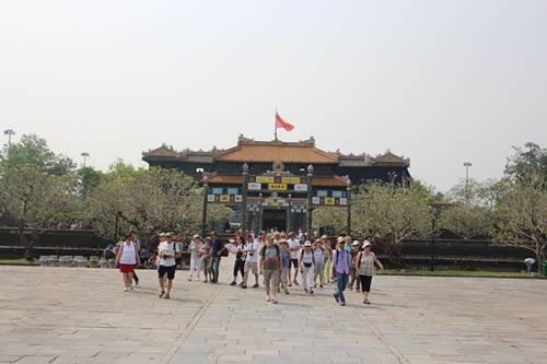Giá vé vào tham quan Hoàng cung Huế đối với người Việt tăng thêm 30.000 đồng/lượt. Ảnh: Võ Thạnh.