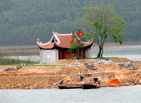 Thái lăng ở hồ Trại Lốc thuộc di tích nhà Trần Đông Triều. Ảnh: Báo Quảng Ninh.