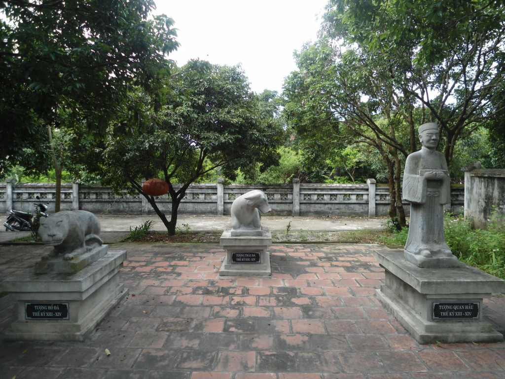 Tượng quan hầu và tượng linh thú bằng đá ở lăng Ngải Sơn thuộc di tích nhà Trần Đông Triều. Ảnh: Bảo tàng Quảng Ninh.