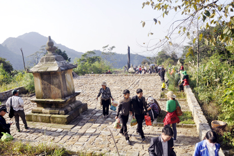 Hai ngôi tháp cổ tại Thông đàn. Ảnh: Báo Quảng Ninh.