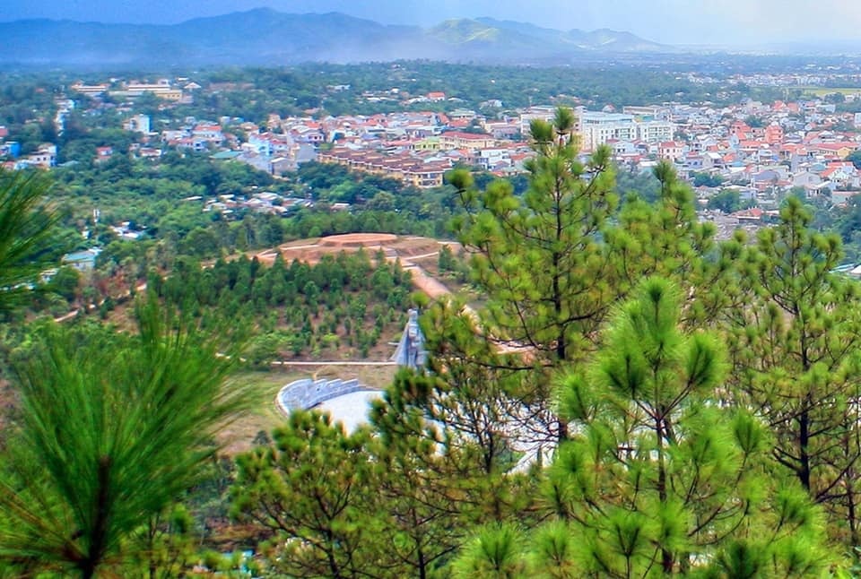 Di tích Núi Bân nhìn từ trên cao