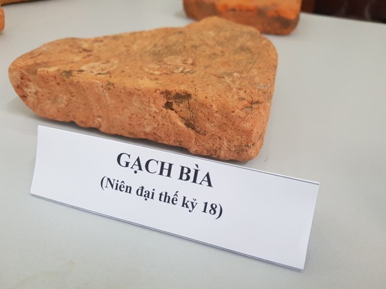 Gạch khai quật từ Di tích Núi Bân