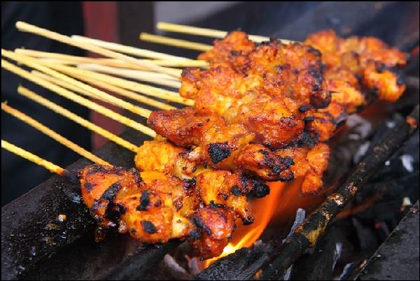 Satay là món thịt xiên được tẩm ướp với đậu phộng và một số loại gia vị đặc trưng riêng. Ảnh: Gokl.my