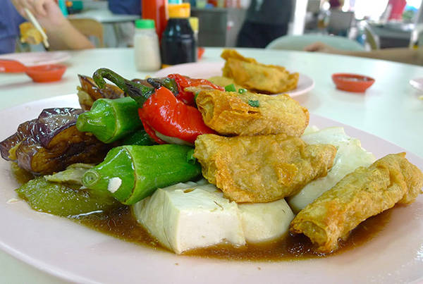 Yong Tau Foo với nguyên liệu là cá hoặc thịt, được nhồi bên trong đậu hũ sau đó được đem chiên giòn. Ảnh: Gokl.my