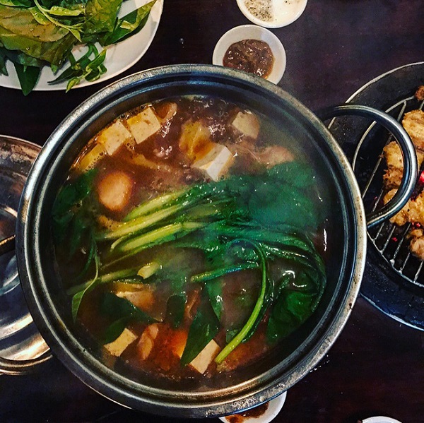Đi tìm quán lẩu Hội An khiến So Ji Sub sẵn sàng ngồi ngoài hiên để thưởng thức
