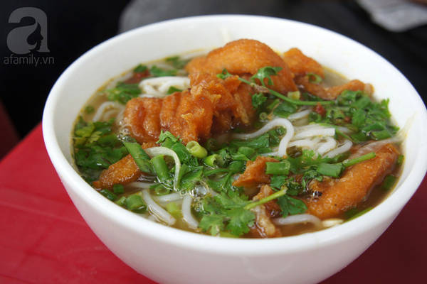 Tô bún cá cay Hải Phòng với chả cá vàng ươm và nước dùng cay đậm đà