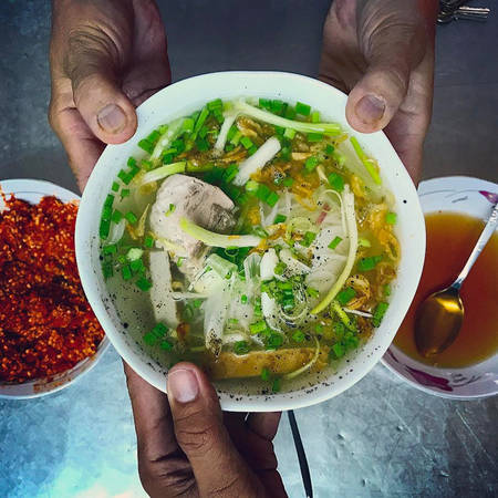 Bún chả cá Nha Trang với nước dùng trong và chả cá tươi