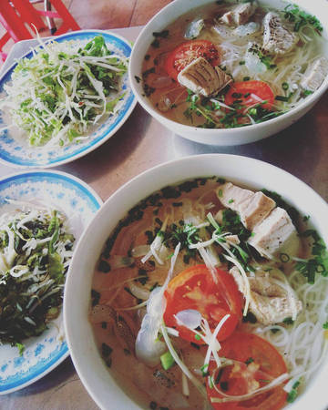 Bún sứa Nha Trang ăn kèm rau sống và ớt hiểm