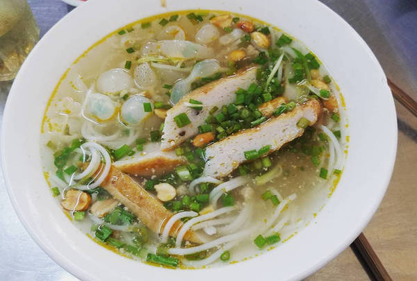 Bún sứa Nha Trang với chả cá và nước dùng trong vắt