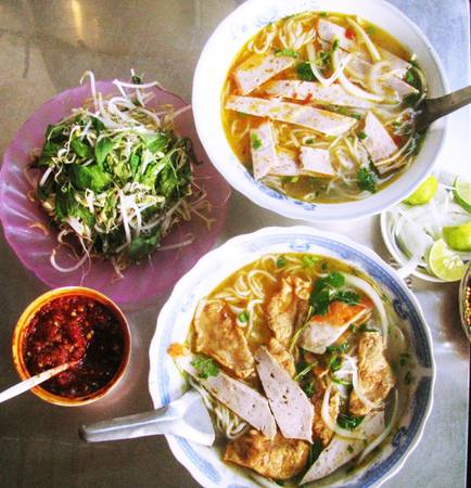 Bún chả cá Quy Nhơn với chả cá chiên giòn thơm ngon