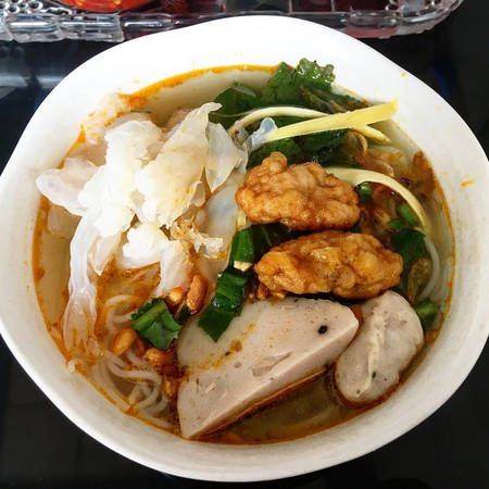 Bún chả cá Quy Nhơn ăn kèm rau sống và chanh tươi