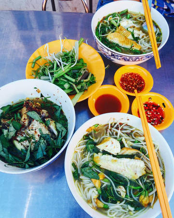 Bún cá Châu Đốc với cá lóc tươi và rau ăn kèm đa dạng