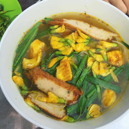 Bún cá Châu Đốc ăn kèm rau muống bào và bông điên điển