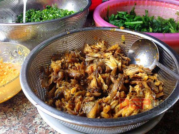 Canh cá rô Hưng Yên với nước dùng sẫm màu và trứng cá vàng ươm