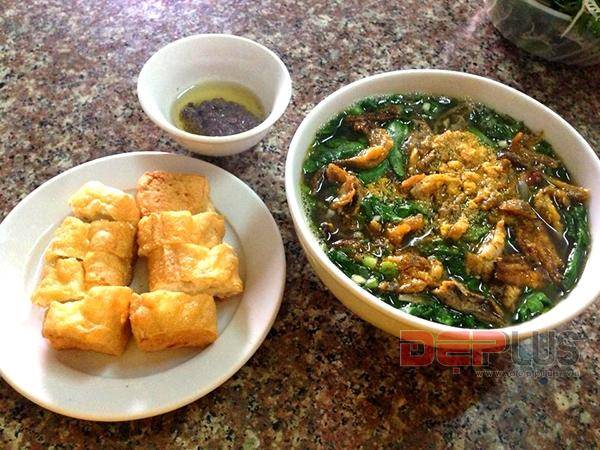 Canh cá rô Hưng Yên ăn kèm đậu phụ rán và rau cải tươi
