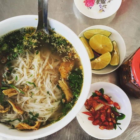 Canh cá Quỳnh Côi thanh mát với gừng tươi và rau cải