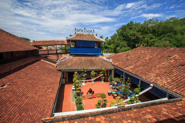 Cụm di tích Nhà Lớn