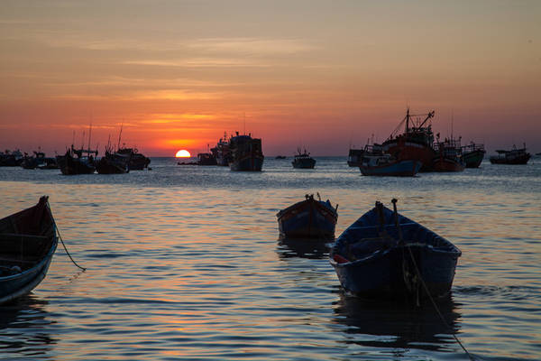 Chèo thuyền thúng ở bến thuyền Bãi Trước