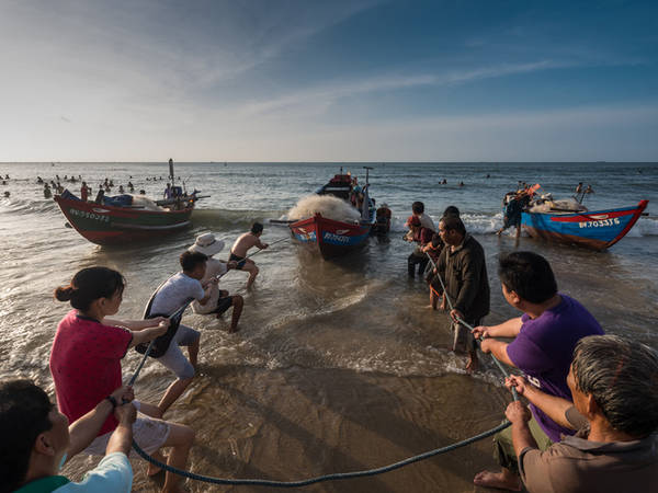 Bạn có thể trải nghiệm cùng người dânphụ kéo thuyền lên bờ