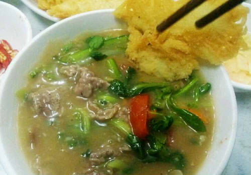Phở rán sốt thịt bò ăn kèm rau sống cho dân văn phòng Hà Nội