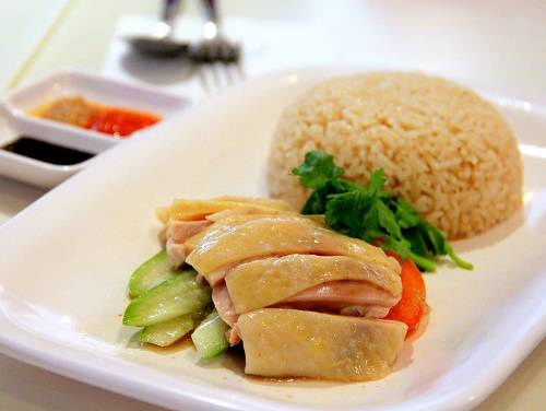 Miếng gà vàng ươm, béo ngậy thấm đẫm trong nước sốt pha chế cầu kỳ. Ảnh: Blogspot.