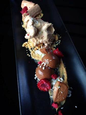 2am.dessertbar chuyên phục vụ các loại bánh, kem, món ngọt.