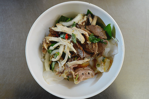 Tô bánh ướt lòng gà. Ảnh: Di Vỹ.