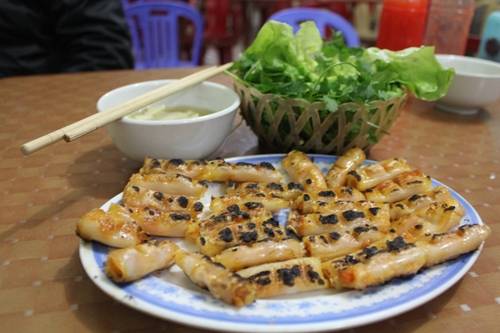 Chả tôm ăn vặt Thanh Hóa được nướng trên than hoa