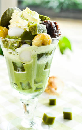 <strong>Match Parfait: </strong> Đây là món có thành phần gồm thạch trà xanh, kem tươi và kem trà xanh. Nhiều nơi còn kết hợp thêm kem tươi phía trên khiến cho món có vị ngọt dễ chịu. Địa chỉ có món này ngon là Hàng Mành với giá trung bình 30.000 đồng. Ảnh: Foody.