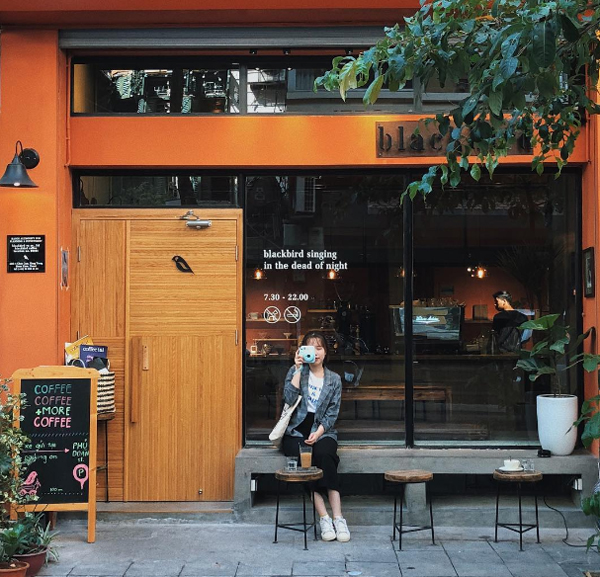 Mặt tiền của Blackbird coffee có phong cách như một quán cà phê ở Nhật Bản, Hàn Quốc. Ảnh: maikhuatt