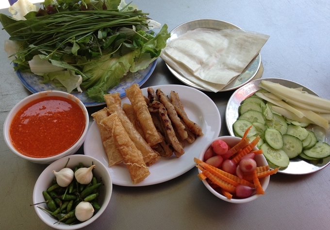 Thưởng thức nem nướng Nha Trang Đặng Văn Quyên chuẩn vị Ninh Hòa