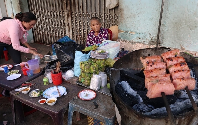 Quán nem nướng Nha Trang của bà Sáu đắt khách bên vỉa hè