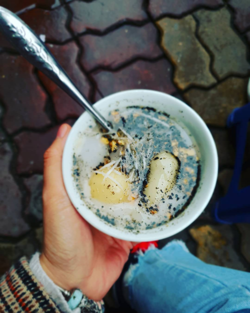 Bánh trôi tàu Hà Nội thường gồm 2-3 viên nhân đậu xanh hoặc mè đen