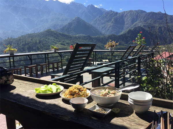 Một bữa ăn sạch tại Gem Valley giữa bao la đất trời. Ảnh: Nguyen Thuy Hanh (Miu)