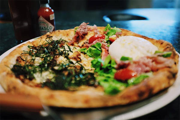 Ở Pizza 4P’s, bạn có thể order chiếc bánh có hai nửa nhân riêng biệt. Ảnh: Nguyễn Huy Khánh