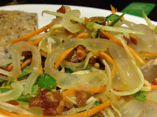 Không gian quán Gánh - quán ăn miền Trung Sài Gòn