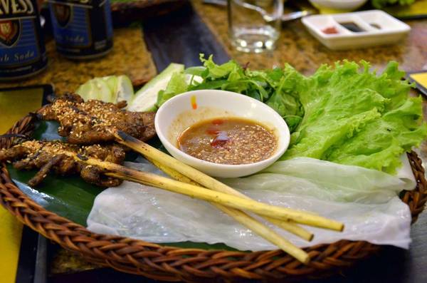 Bánh ướt cuốn thịt nướng món ăn ngon Hội An bán ven sông