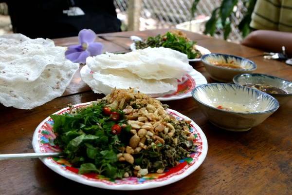 Bánh đập – hến xào. Ảnh: Tindulich