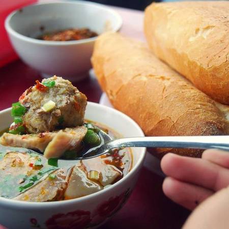 Bánh mì xíu mại Đà Lạt mùa mưa